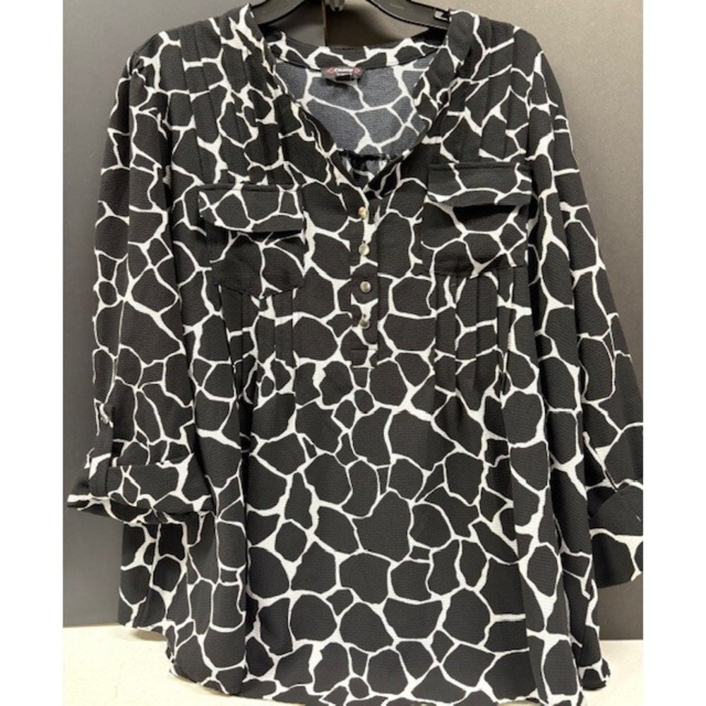 Cocomo Woman Plus Size 2X Giraffe Print Blouse Black White Roll Tab Sleeve Top